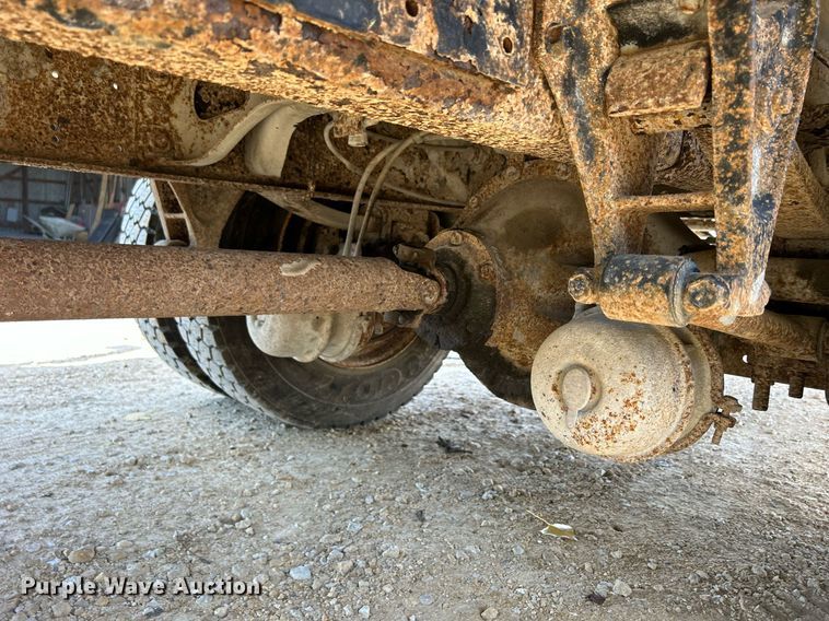 image for item DQ1009 1996 International 4700  refuse truck