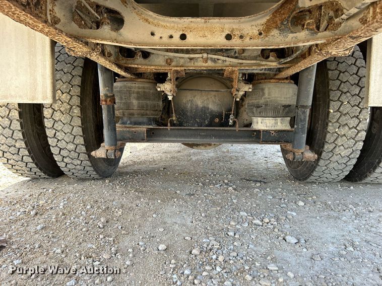 image for item DQ1009 1996 International 4700  refuse truck