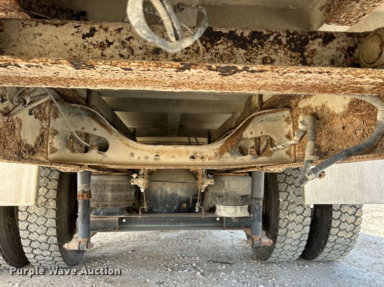 image for item DQ1009 1996 International 4700  refuse truck