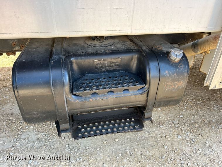 image for item DQ1009 1996 International 4700  refuse truck