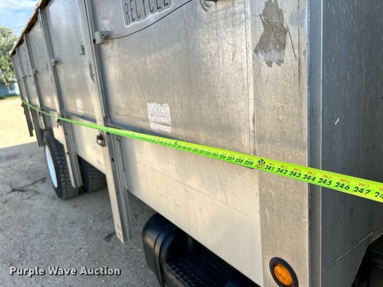 image for item DQ1009 1996 International 4700  refuse truck