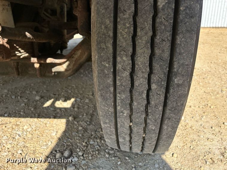 image for item DQ1009 1996 International 4700  refuse truck