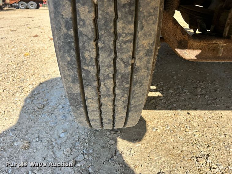 image for item DQ1009 1996 International 4700  refuse truck