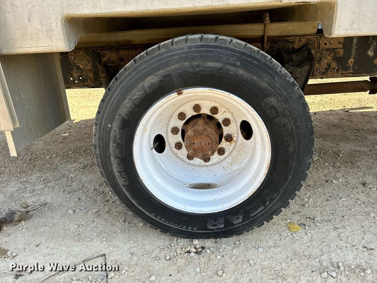 image for item DQ1009 1996 International 4700  refuse truck