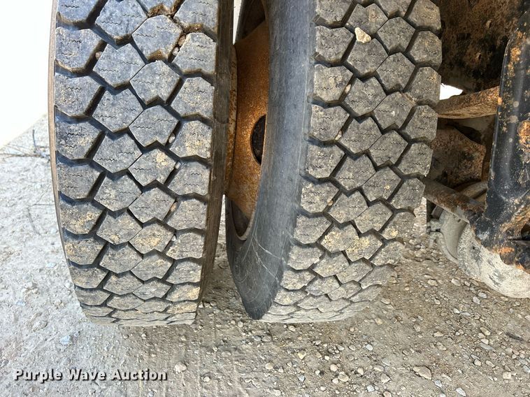 image for item DQ1009 1996 International 4700  refuse truck