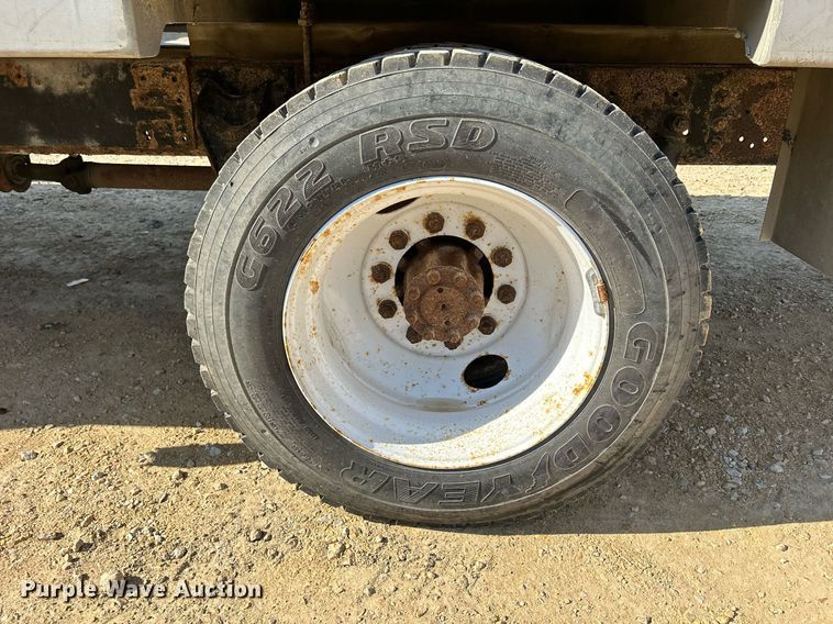 image for item DQ1009 1996 International 4700  refuse truck