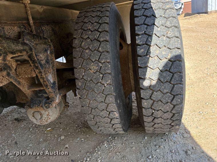 image for item DQ1009 1996 International 4700  refuse truck