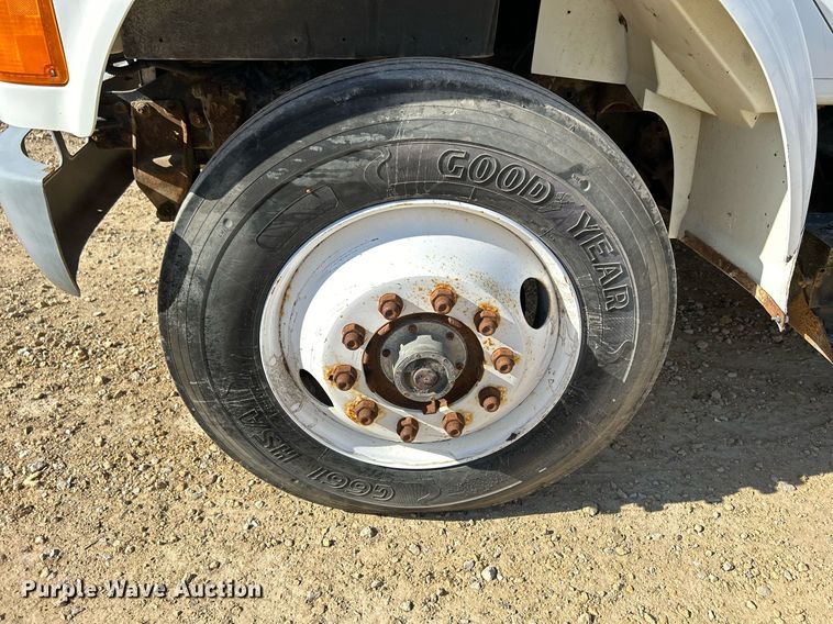 image for item DQ1009 1996 International 4700  refuse truck