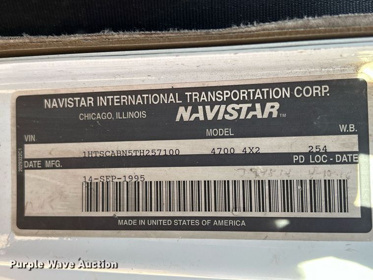 image for item DQ1009 1996 International 4700  refuse truck