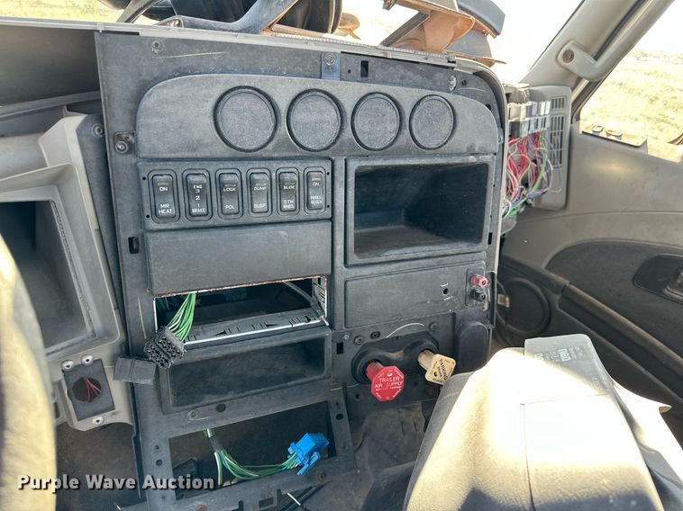 image for item DQ1444 2011 International ProStar  semi truck