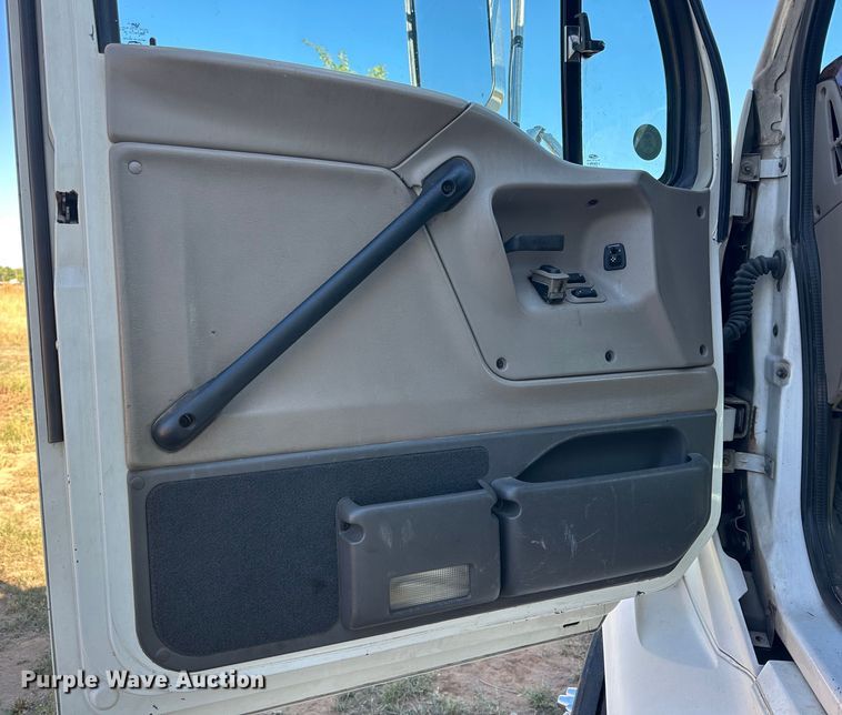 image for item DQ1457 2006 Sterling L-Line  box truck