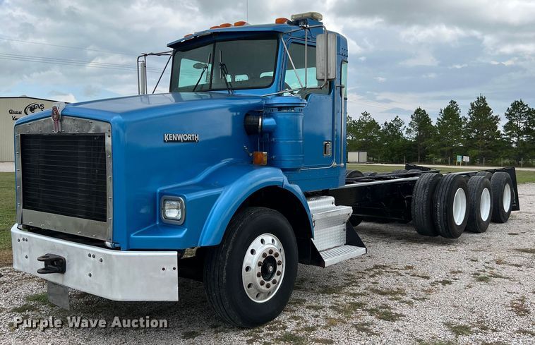 image for item DQ2222 2002 Kenworth T800  truck cab and chassis