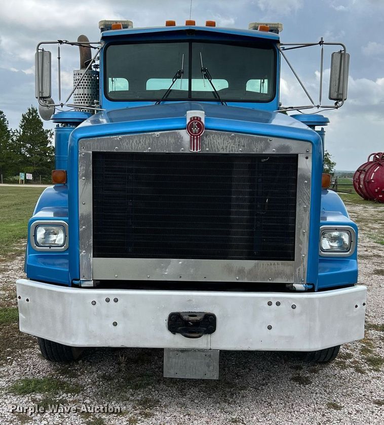 image for item DQ2222 2002 Kenworth T800  truck cab and chassis