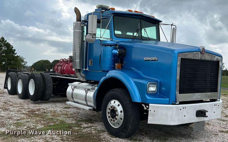 image for item DQ2222 2002 Kenworth T800  truck cab and chassis