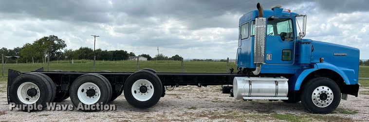 image for item DQ2222 2002 Kenworth T800  truck cab and chassis