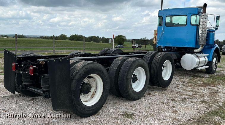 image for item DQ2222 2002 Kenworth T800  truck cab and chassis