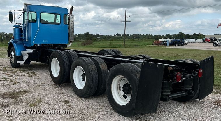 image for item DQ2222 2002 Kenworth T800  truck cab and chassis