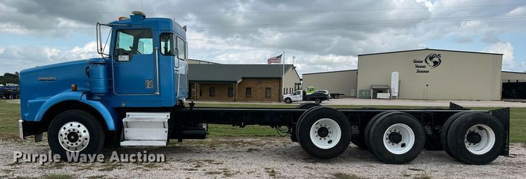 image for item DQ2222 2002 Kenworth T800  truck cab and chassis