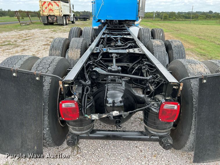 image for item DQ2222 2002 Kenworth T800  truck cab and chassis