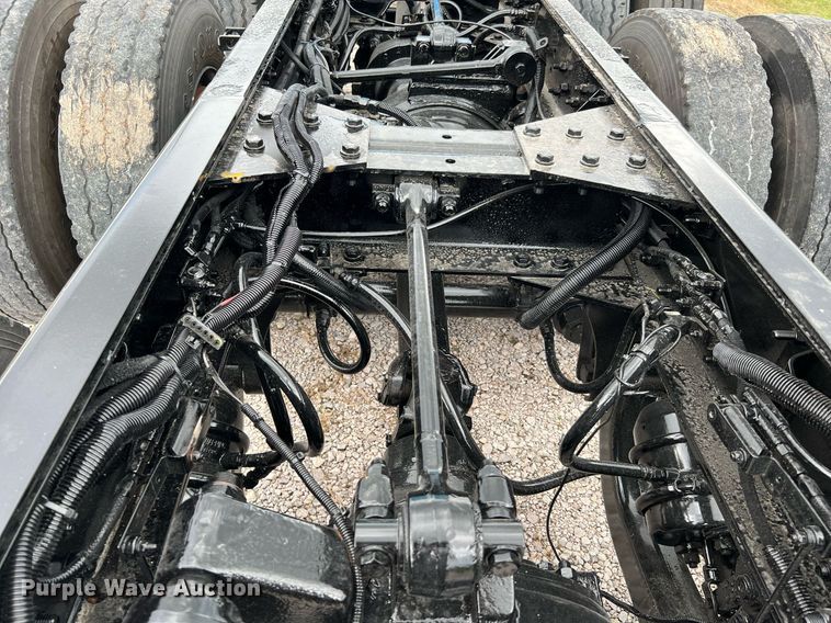 image for item DQ2222 2002 Kenworth T800  truck cab and chassis