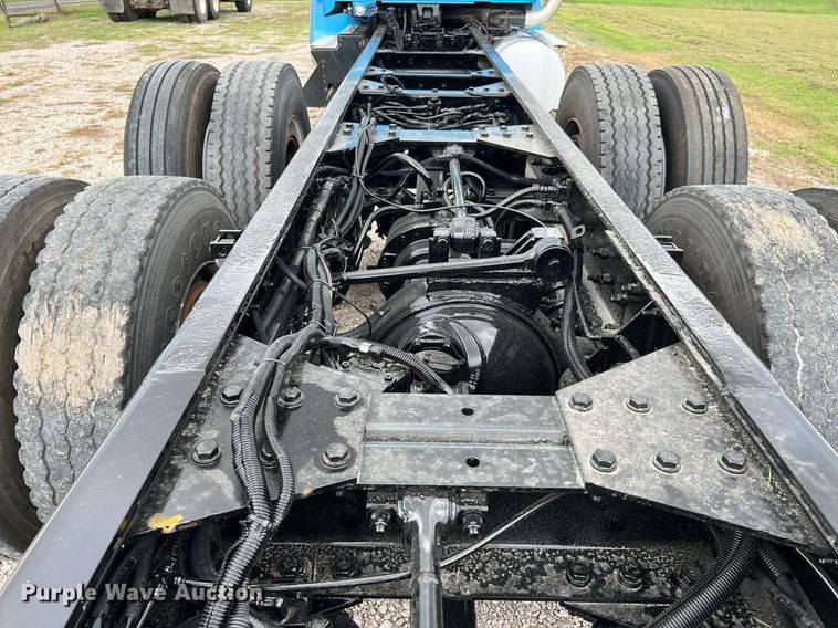 image for item DQ2222 2002 Kenworth T800  truck cab and chassis