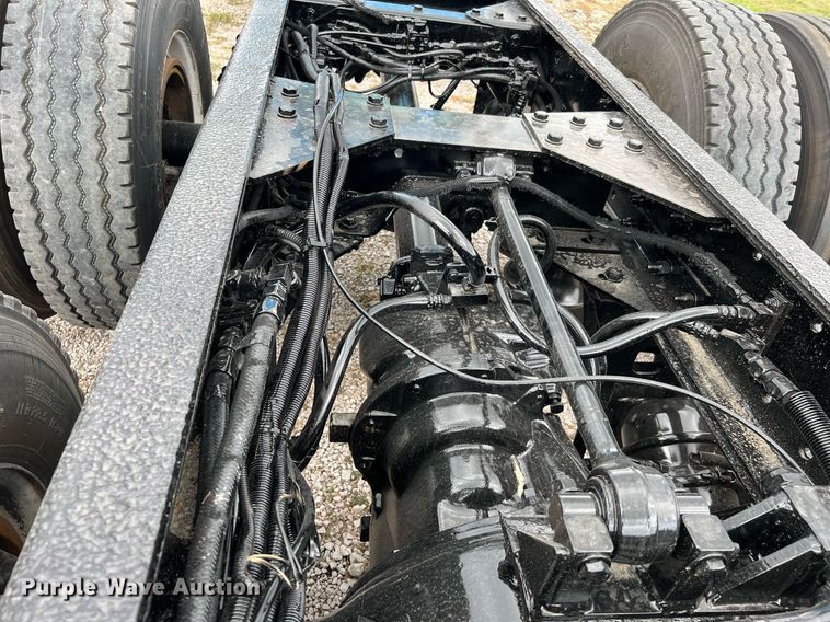 image for item DQ2222 2002 Kenworth T800  truck cab and chassis