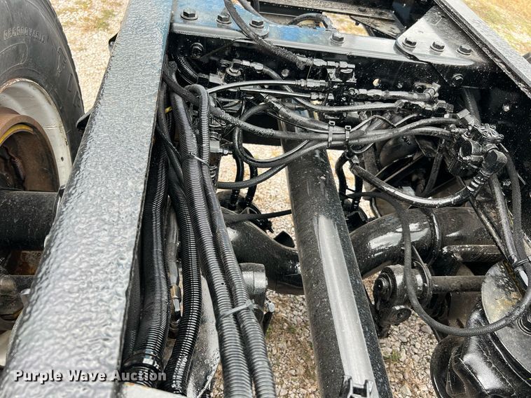 image for item DQ2222 2002 Kenworth T800  truck cab and chassis