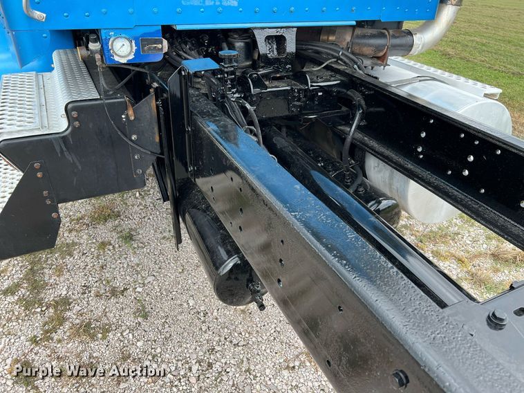 image for item DQ2222 2002 Kenworth T800  truck cab and chassis