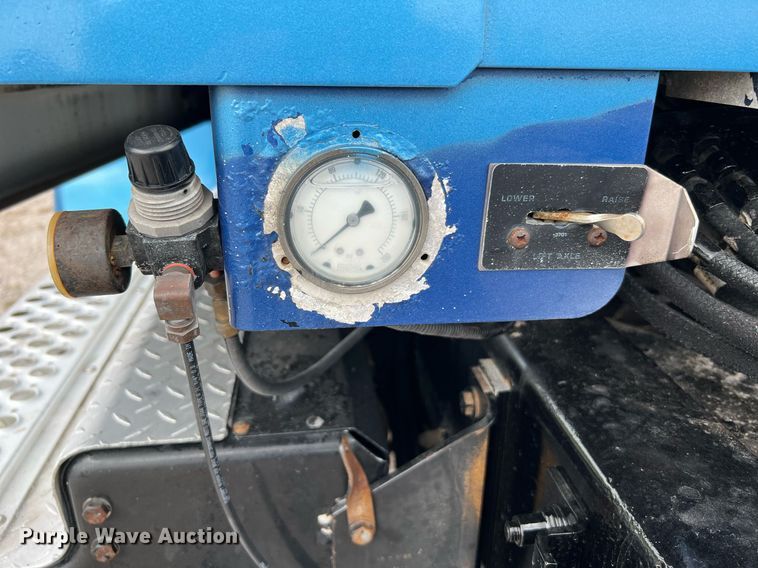 image for item DQ2222 2002 Kenworth T800  truck cab and chassis