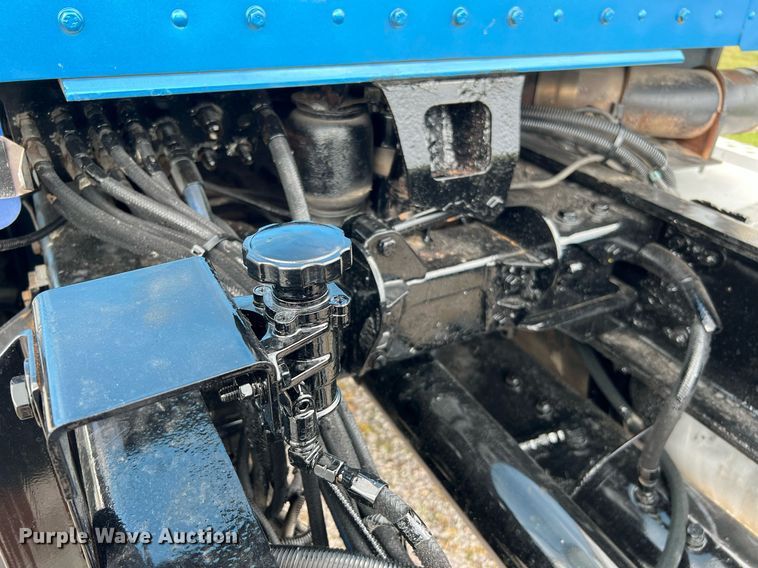 image for item DQ2222 2002 Kenworth T800  truck cab and chassis