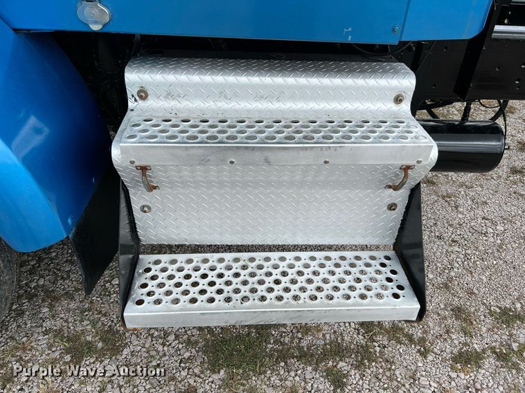 image for item DQ2222 2002 Kenworth T800  truck cab and chassis