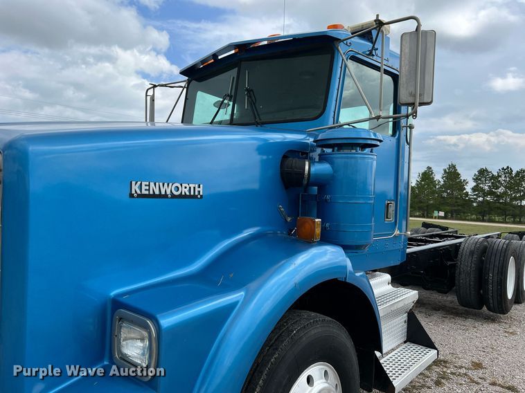 image for item DQ2222 2002 Kenworth T800  truck cab and chassis