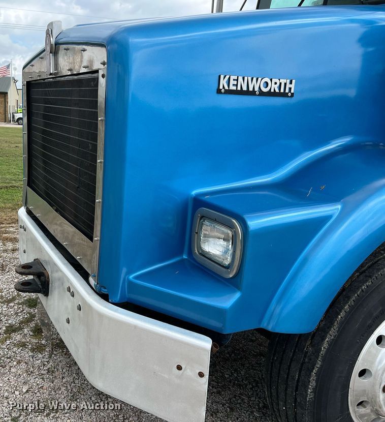 image for item DQ2222 2002 Kenworth T800  truck cab and chassis