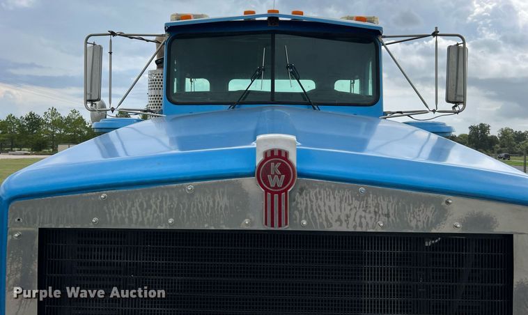 image for item DQ2222 2002 Kenworth T800  truck cab and chassis