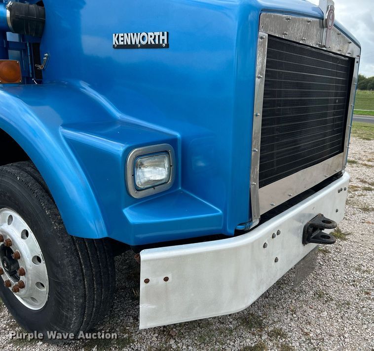 image for item DQ2222 2002 Kenworth T800  truck cab and chassis