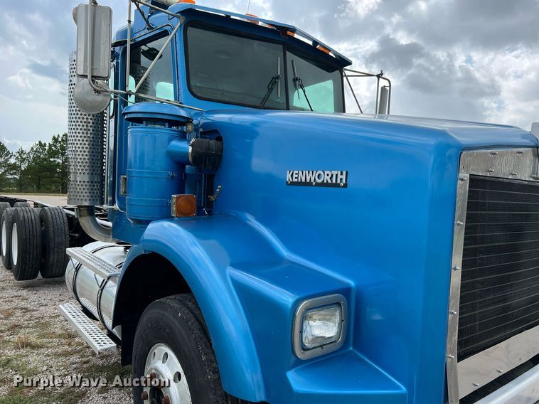 image for item DQ2222 2002 Kenworth T800  truck cab and chassis