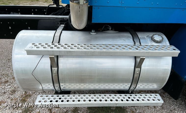 image for item DQ2222 2002 Kenworth T800  truck cab and chassis