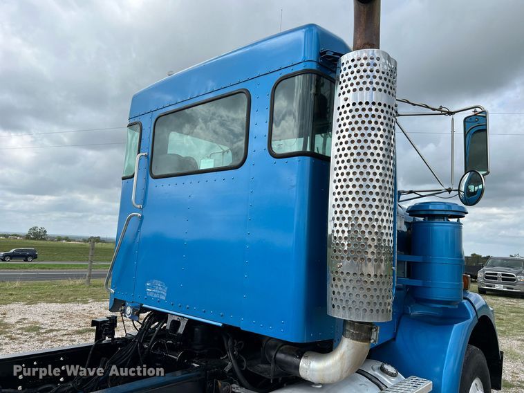 image for item DQ2222 2002 Kenworth T800  truck cab and chassis