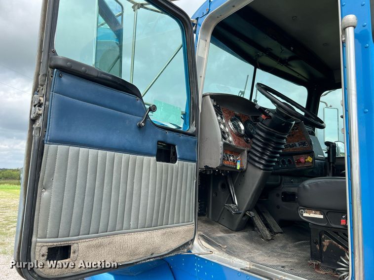 image for item DQ2222 2002 Kenworth T800  truck cab and chassis