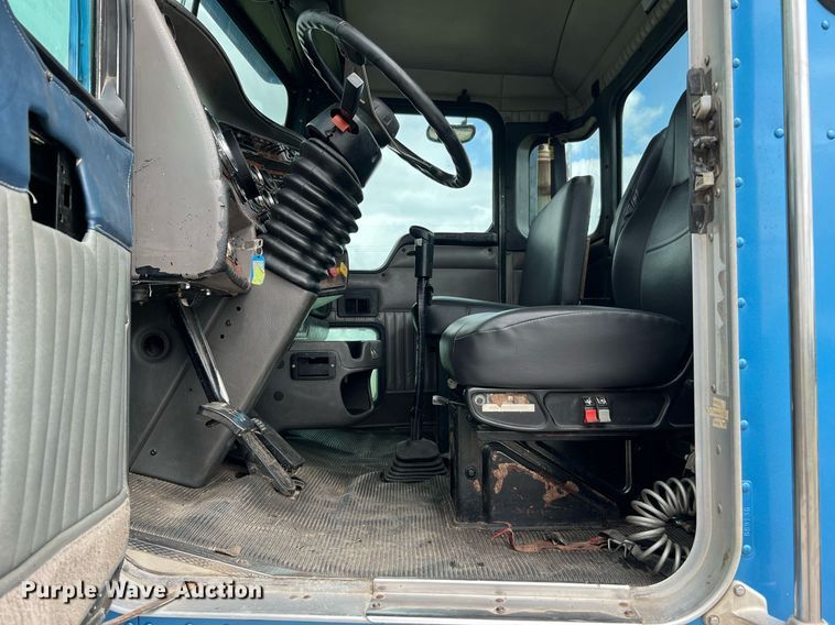 image for item DQ2222 2002 Kenworth T800  truck cab and chassis