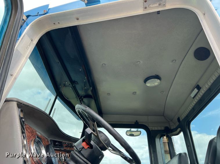 image for item DQ2222 2002 Kenworth T800  truck cab and chassis