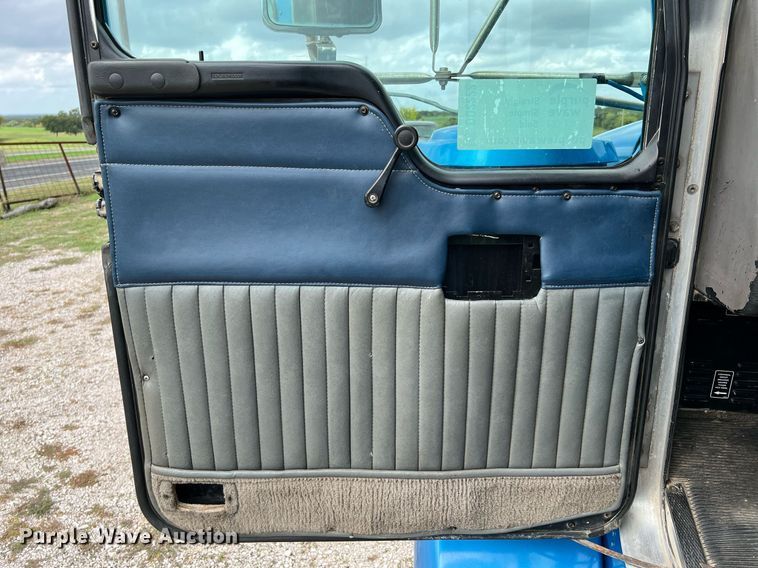 image for item DQ2222 2002 Kenworth T800  truck cab and chassis