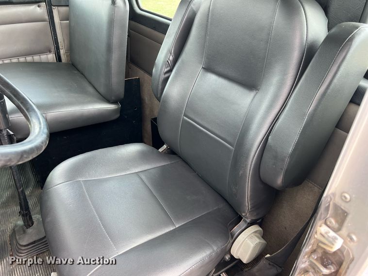 image for item DQ2222 2002 Kenworth T800  truck cab and chassis