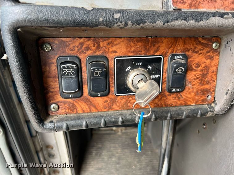 image for item DQ2222 2002 Kenworth T800  truck cab and chassis