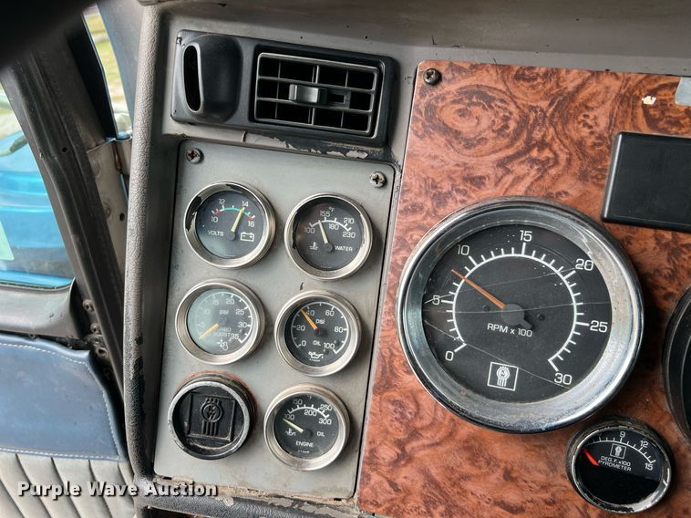 image for item DQ2222 2002 Kenworth T800  truck cab and chassis