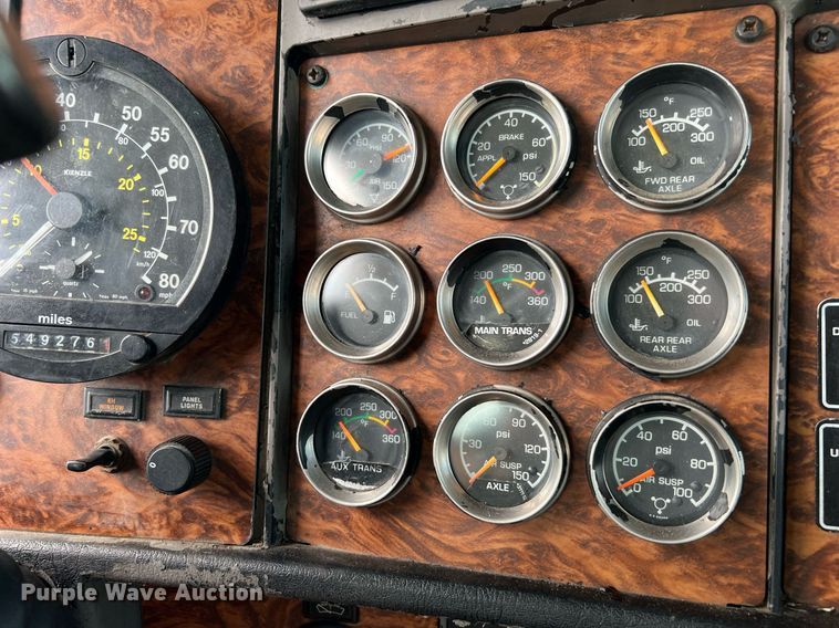 image for item DQ2222 2002 Kenworth T800  truck cab and chassis