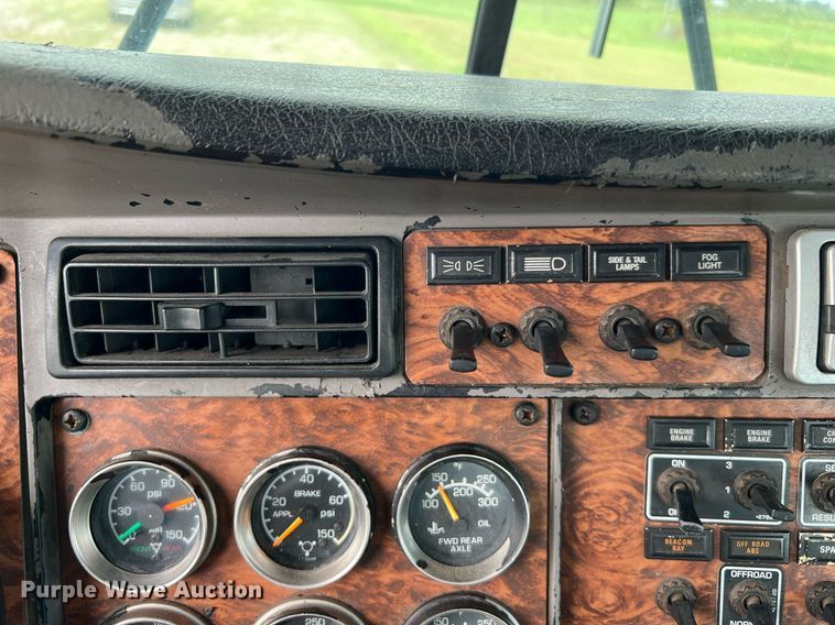 image for item DQ2222 2002 Kenworth T800  truck cab and chassis