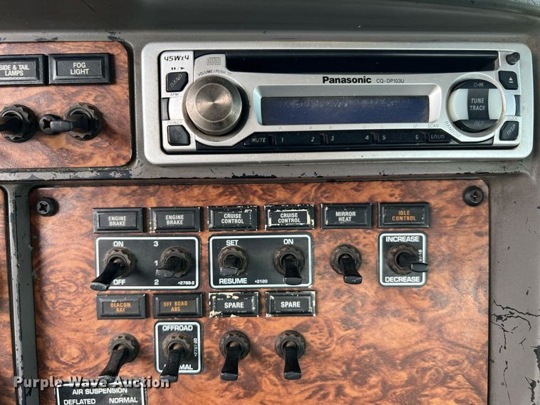 image for item DQ2222 2002 Kenworth T800  truck cab and chassis