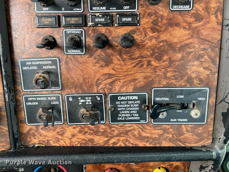 image for item DQ2222 2002 Kenworth T800  truck cab and chassis