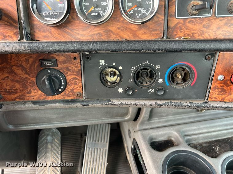 image for item DQ2222 2002 Kenworth T800  truck cab and chassis